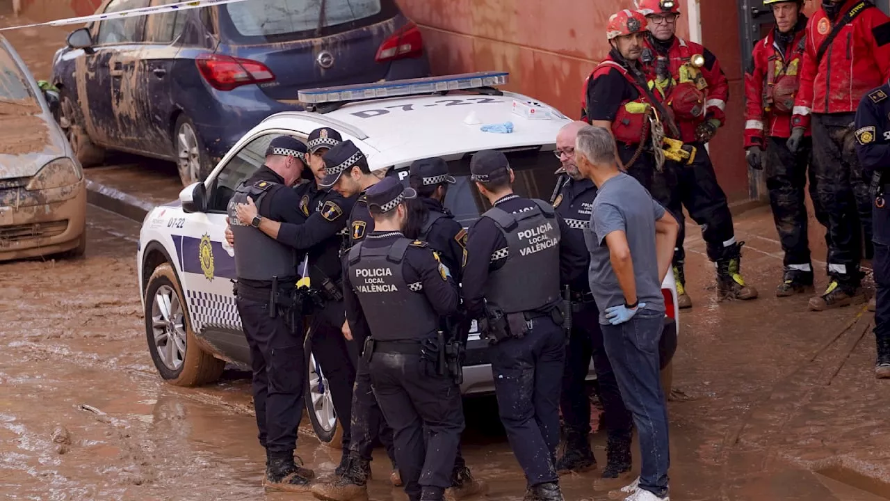 Überschwemmungen in Spanien: Polizisten weinen um toten Kollegen