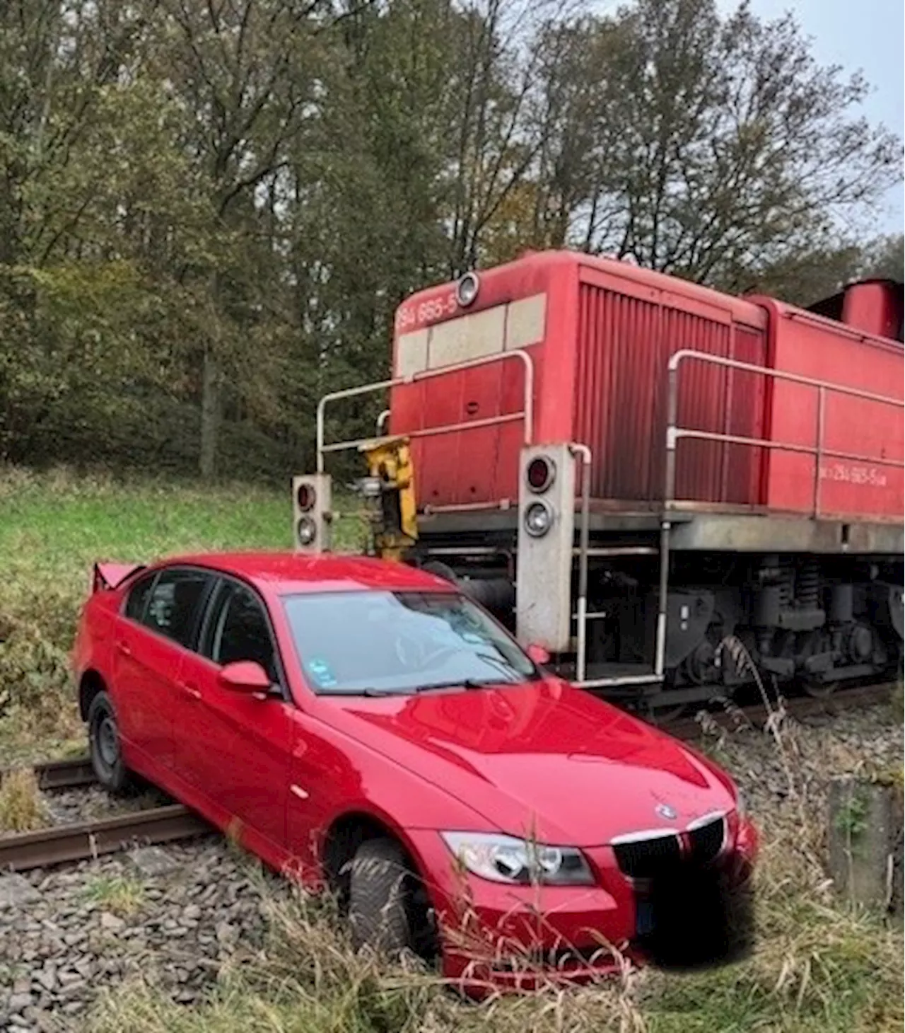 Güterzug kollidiert mit PKW auf der Bahnstrecke zwischen Steinwenden und Obermohr