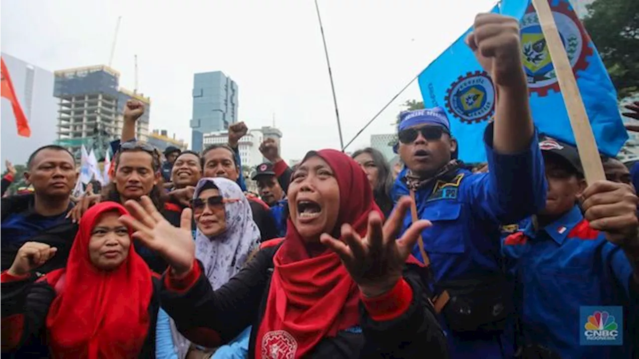 Potret Buruh Sujud Syukur hingga Buka Baju di Patung Kuda