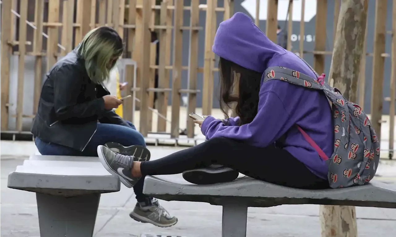 Entenda o projeto de lei para banir celulares em escolas