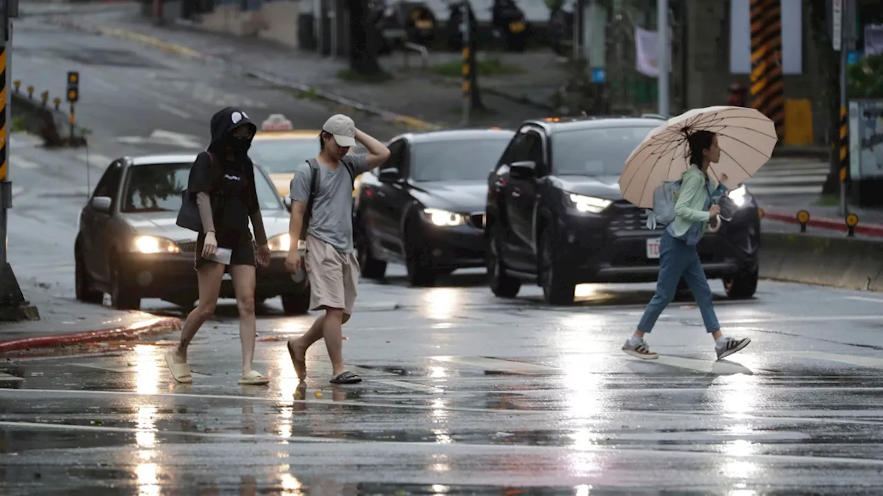 Typhoon Kong-rey hits Taiwan's east coast, leaving 1 dead