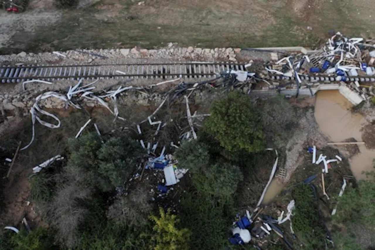 Vernielde bruggen en opeengestapelde auto’s: dronebeelden tonen ravage in Spanje