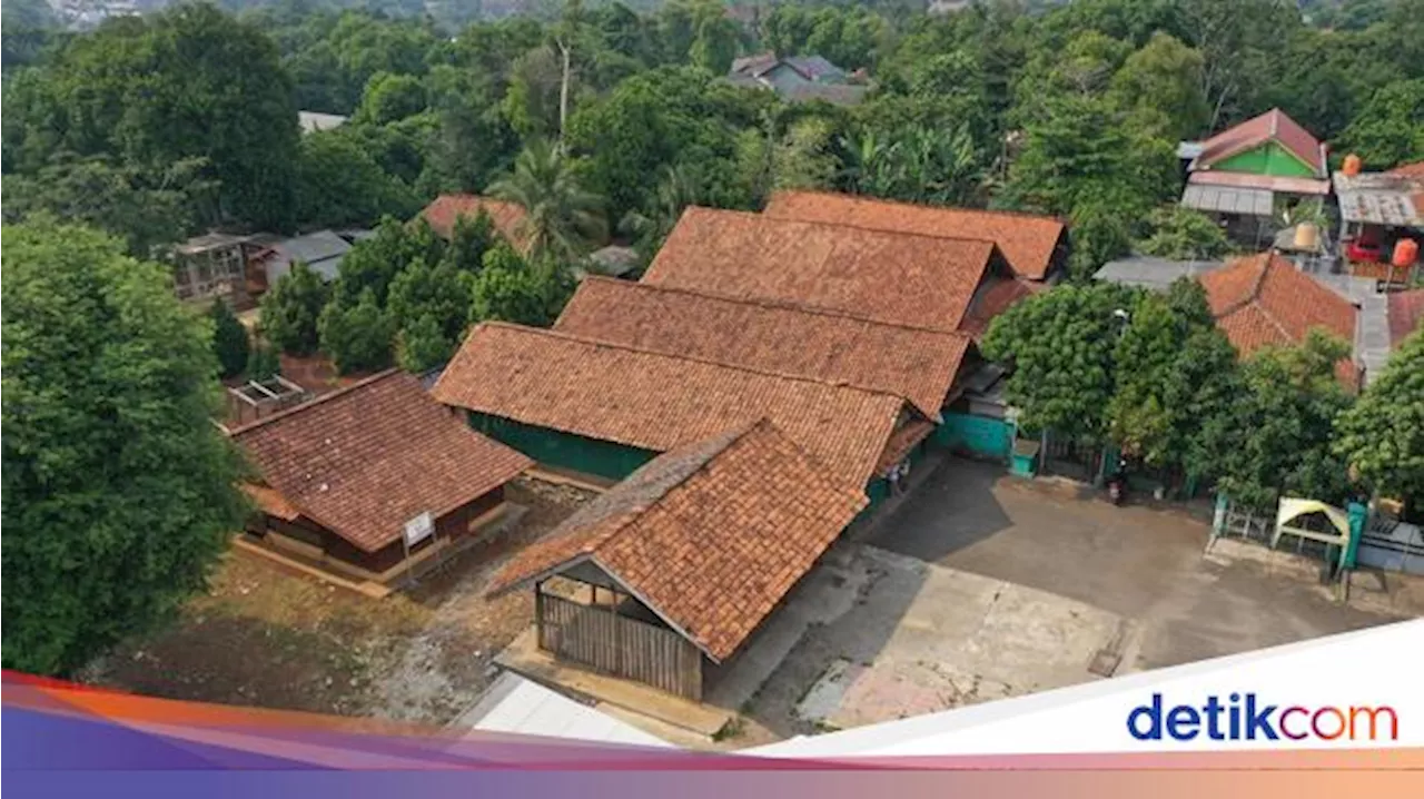 Melihat dari Dekat Rumah Adat Sunda di Tengah Hiruk Pikuk Kota Bekasi