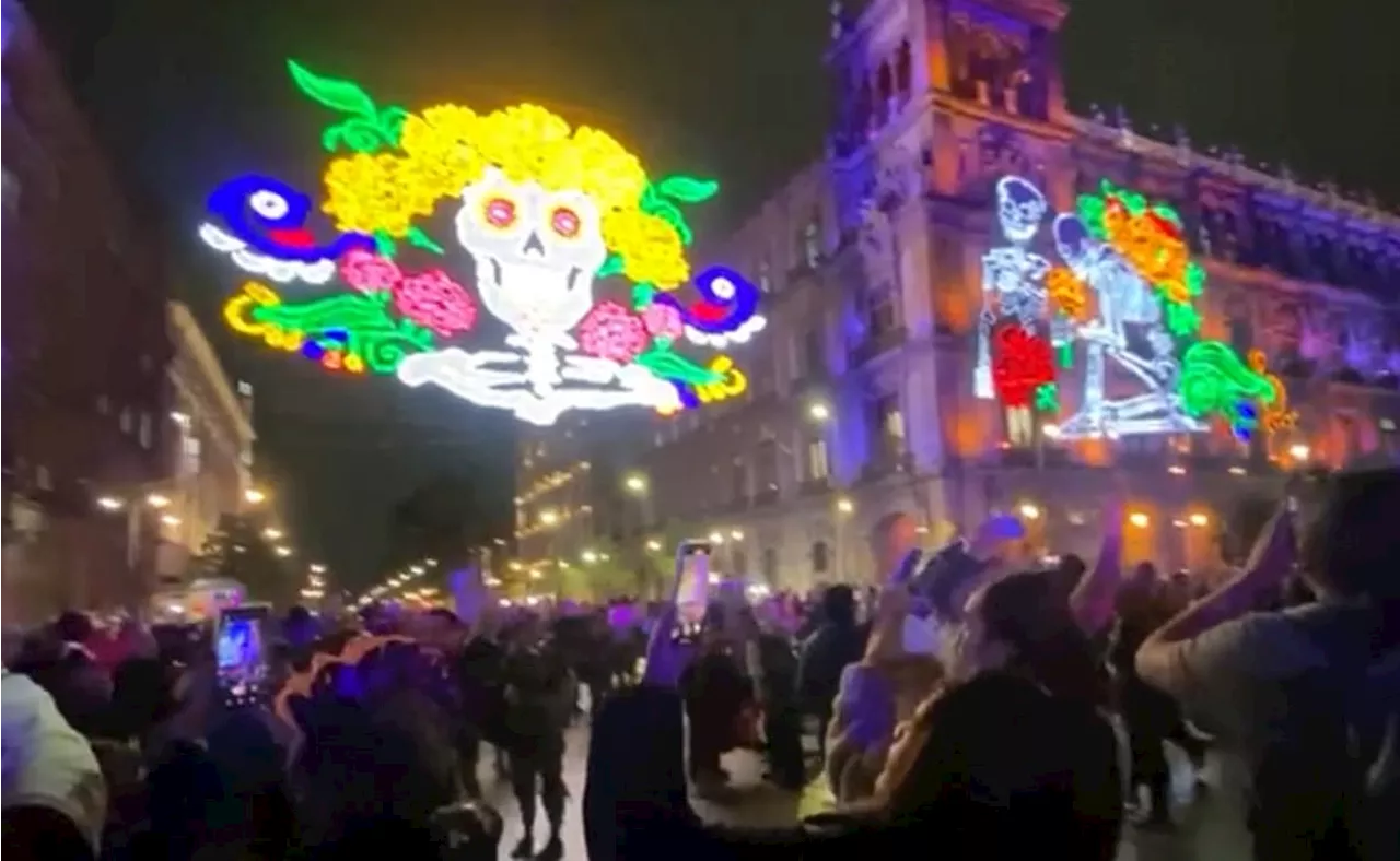 VIDEO: Zócalo se llena de colores con iluminación decorativa por Día de Muertos; Clara Brugada inaugura Mega Ofrenda