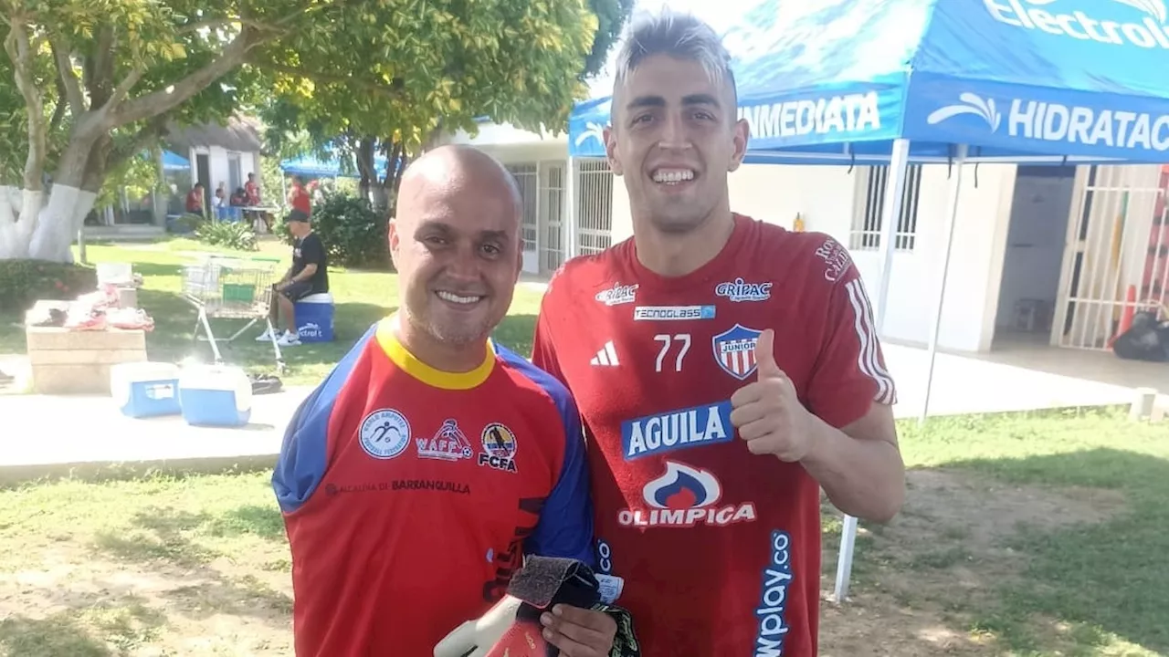 Un arquerazo visita la práctica de Junior y Santiago Mele queda fascinado