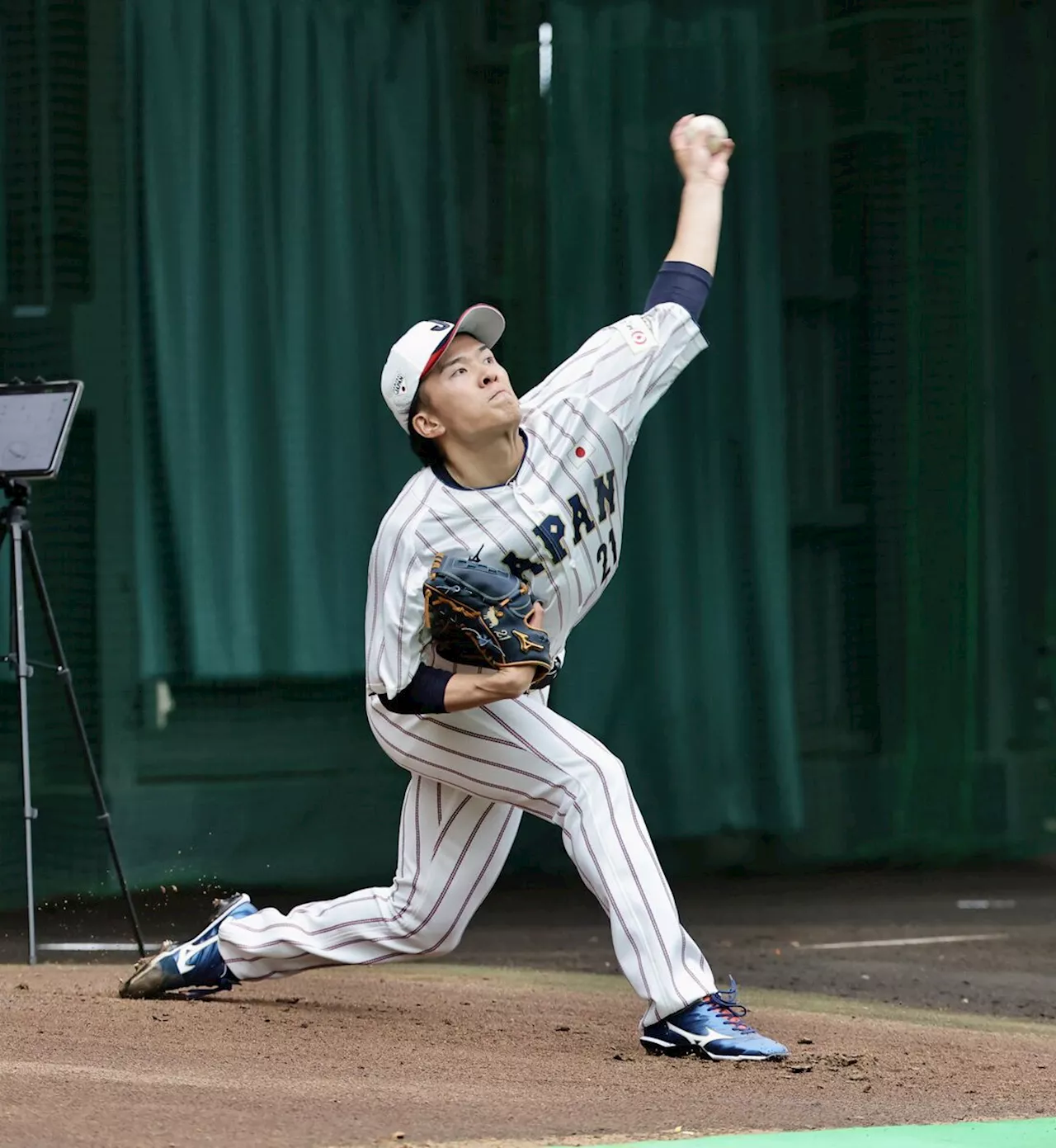 【侍ジャパン】早川隆久が初ブルペン 「重さと縫い目も全然違う」国際球とピッチクロックの対応にも自信 (2024年10月31日)