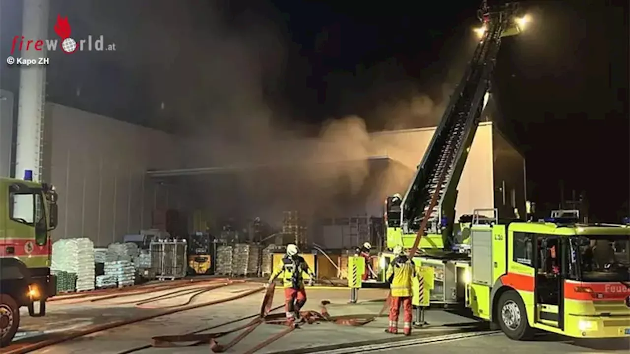 Schweiz: Hoher Schaden durch Feuer und Ruß bei Lagerhallenbrand in Hüntwangen