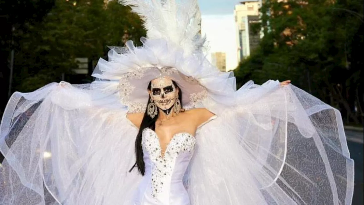 Maribel Guardia Posa como Catrina en el Ángel de la Independencia de la CDMX por Día de Muertos