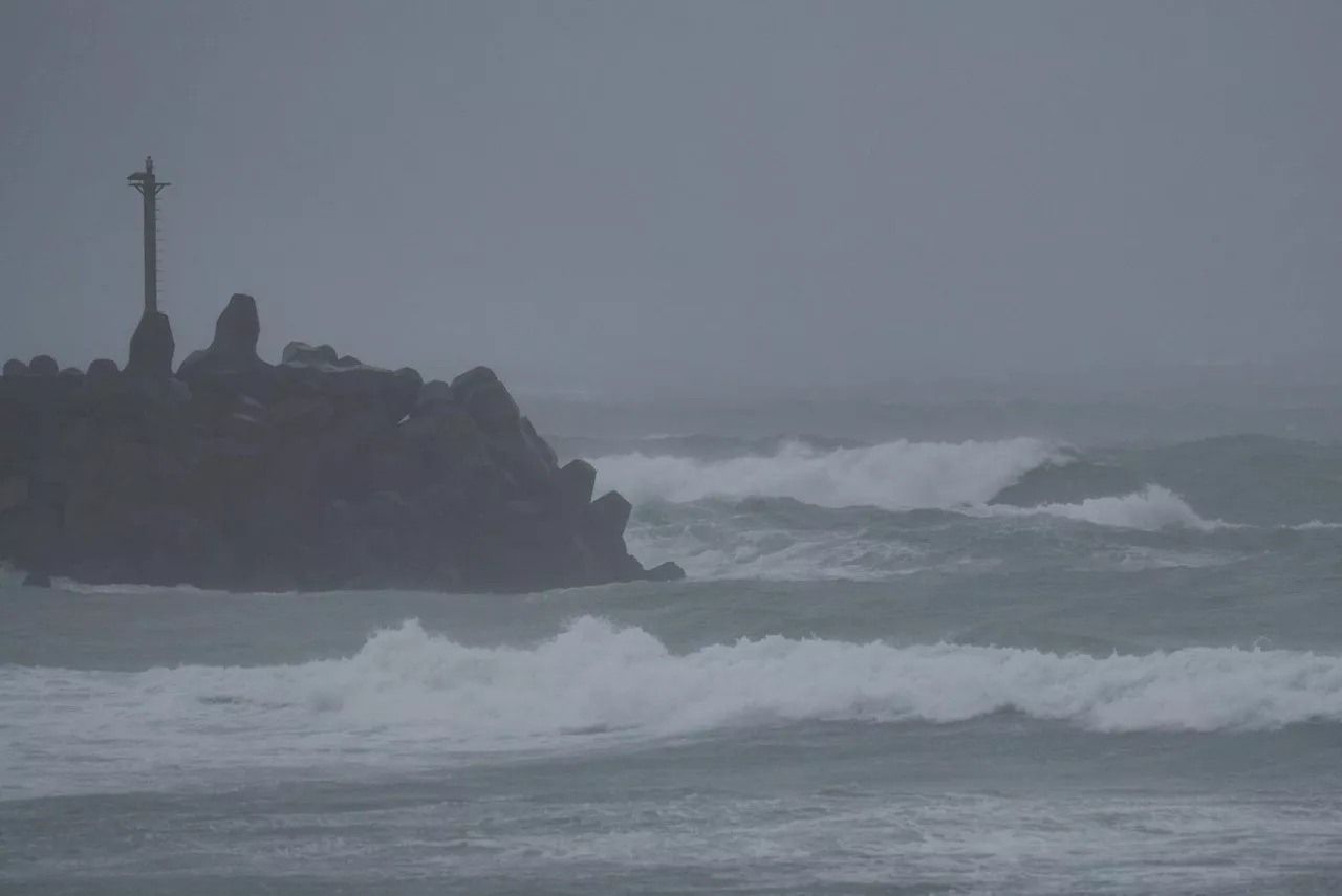 Taiwan shuts down as strong Typhoon Kong-Rey hits, one dead