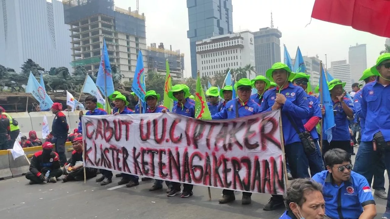 Buruh 'Kawal' Pembacaan Putusan MK terkait Uji Materi UU Cipta Kerja