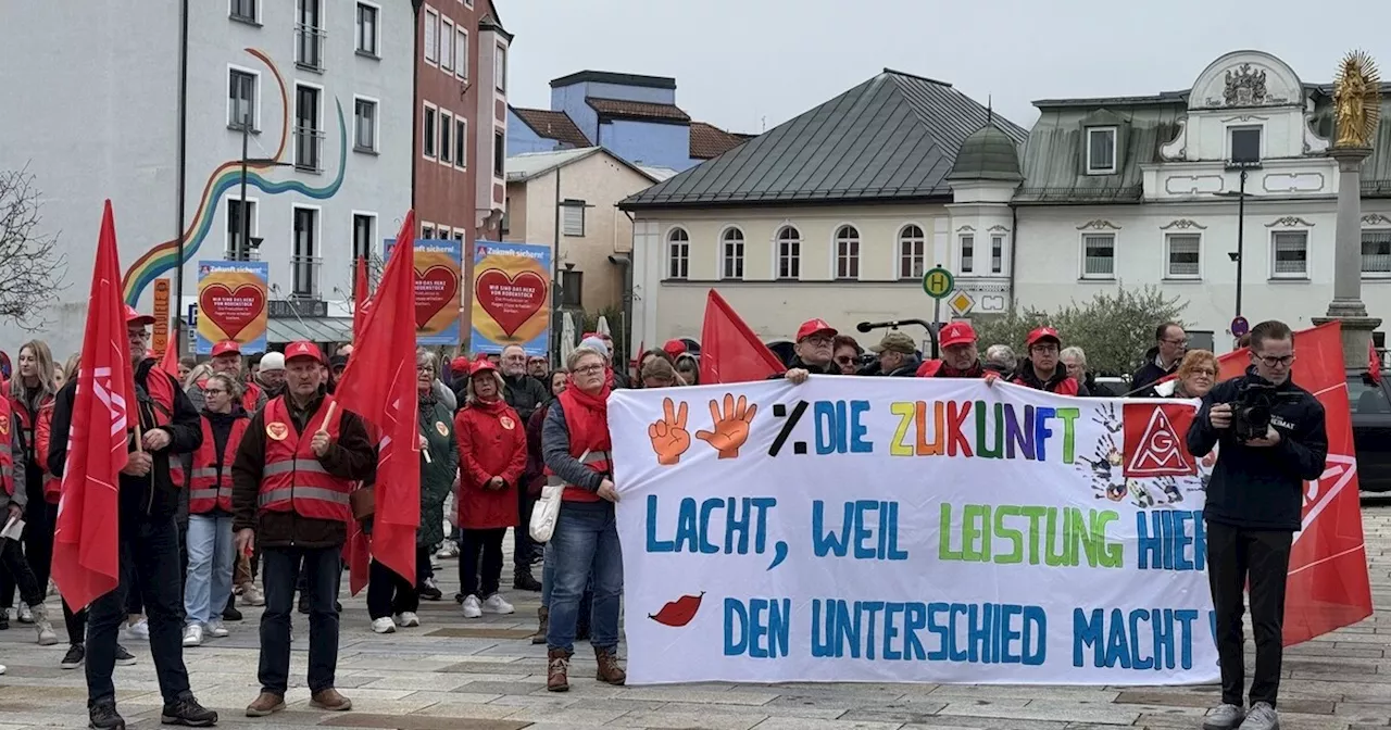 Viele Menschen gingen bei der bei Rodenstock-Demo in Regen auf die Straße