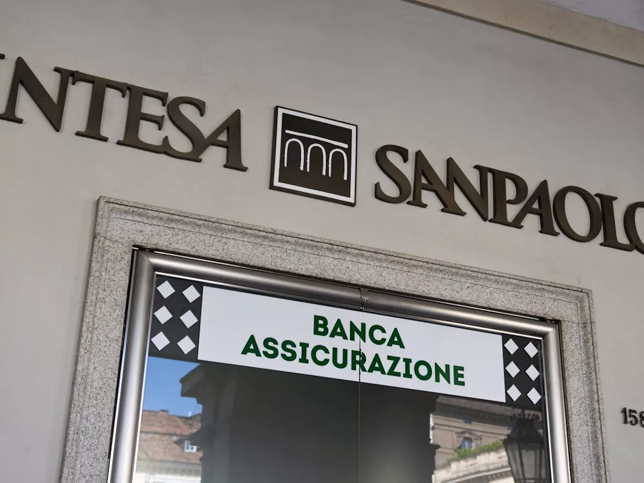 Intesa Sanpaolo alza le stime di utile 2025 a 9 miliardi