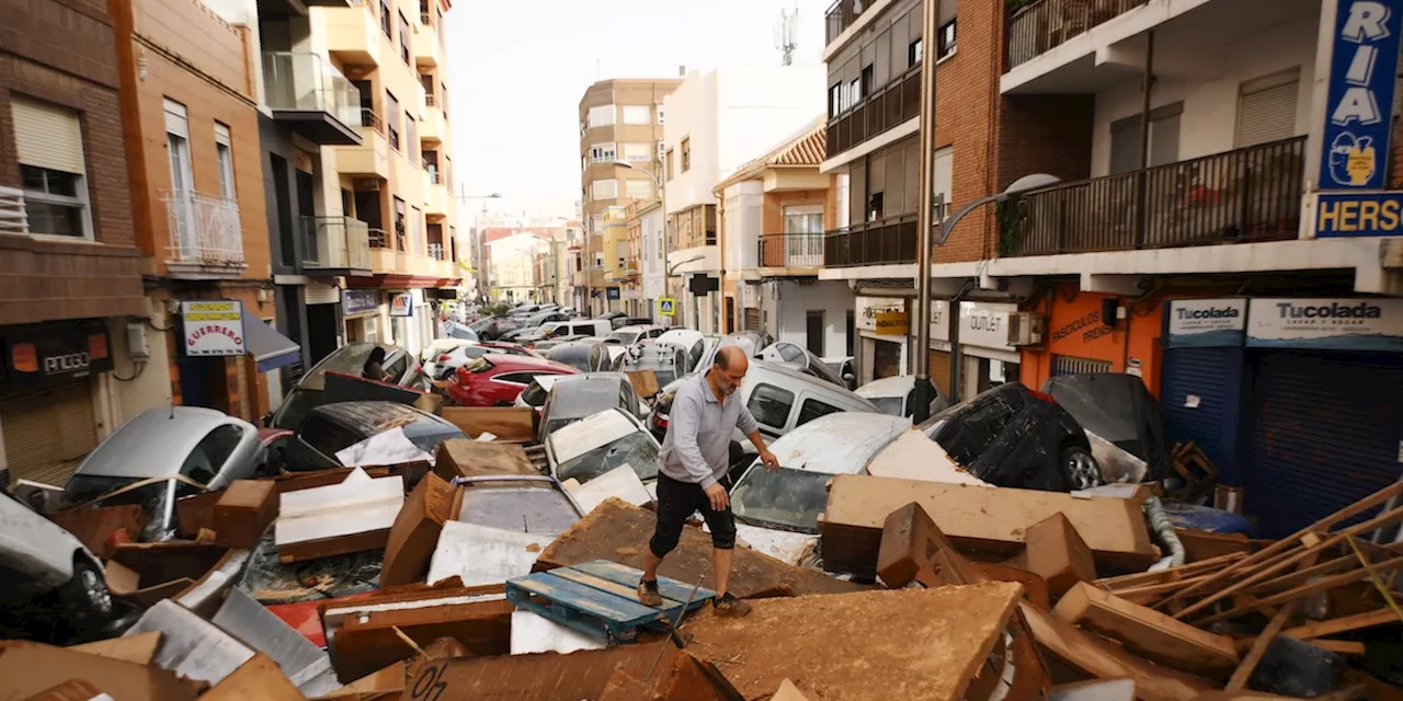 Più di 100 persone sono morte per le disastrose alluvioni a Valencia