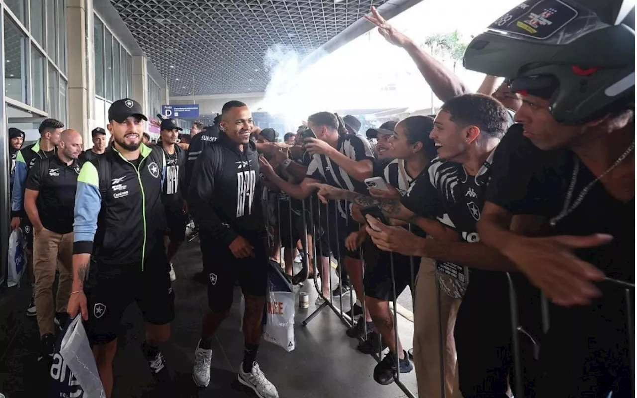 Delegação do Botafogo é recebida com festa no Galeão após vaga na final da Libertadores