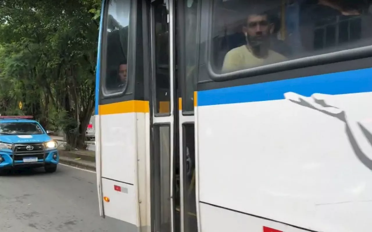 PM faz escolta de ônibus na Muzema e Tijuquinha para evitar que sejam utilizados como barricadas