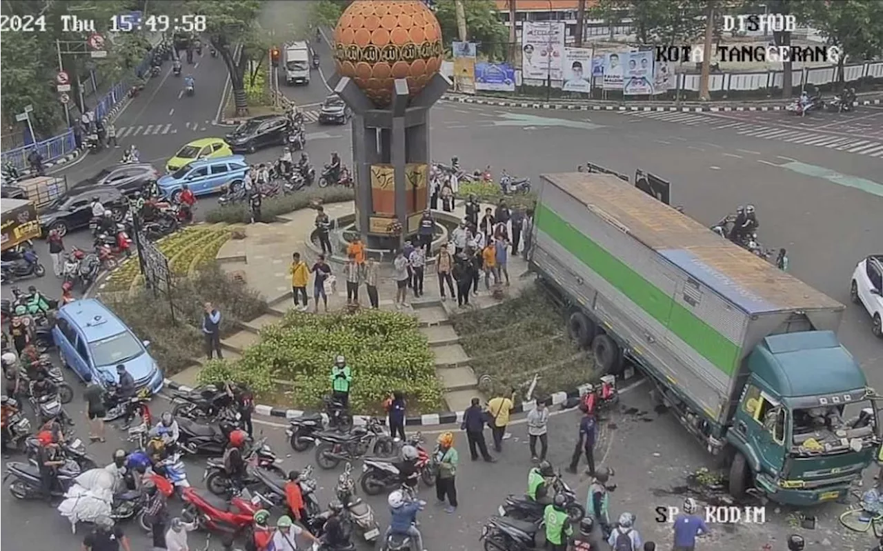 Detik-Detik Truk Kontainer Tabrak Belasan Kendaraan di Tangerang, Sopir Diamuk Massa