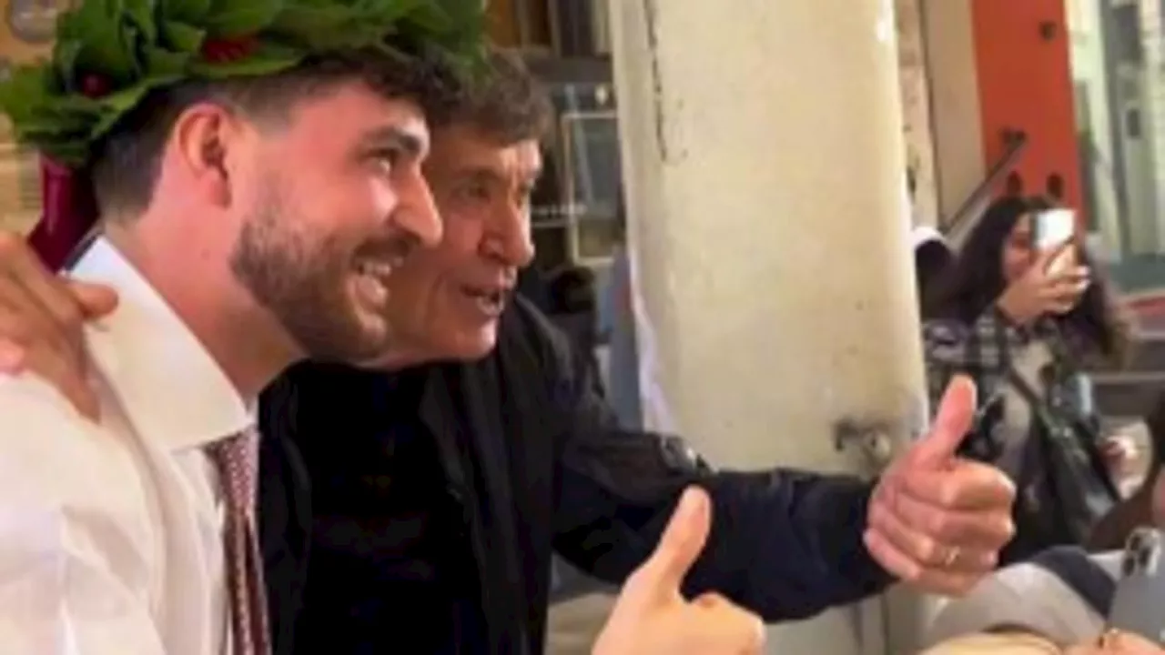 Sorpresa a Bologna, Gianni Morandi festeggia un neolaureato: 'Ce l'hai fatta'