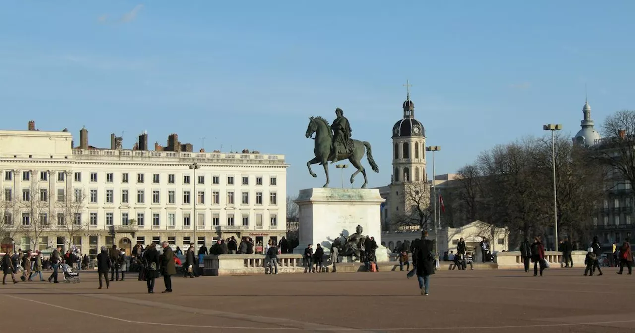 «Les bacs à fleurs de Collomb en plus cher» : à Lyon, le projet de végétalisation de Bellecour pas encore dévoilé mais déjà décrié