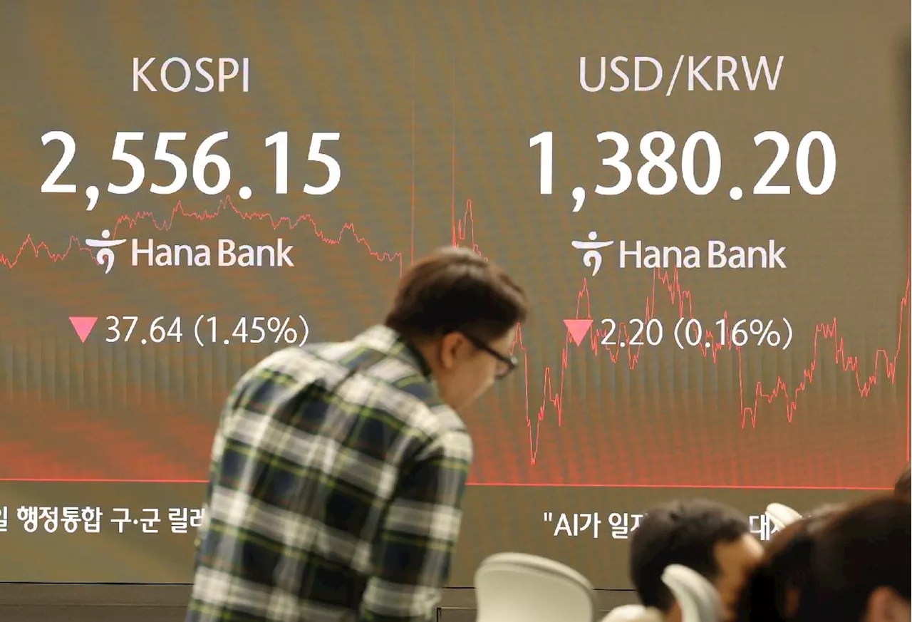 한 달간 4.7조나 팔아치운 외국인…‘이 종목’은 쓸어 담았다