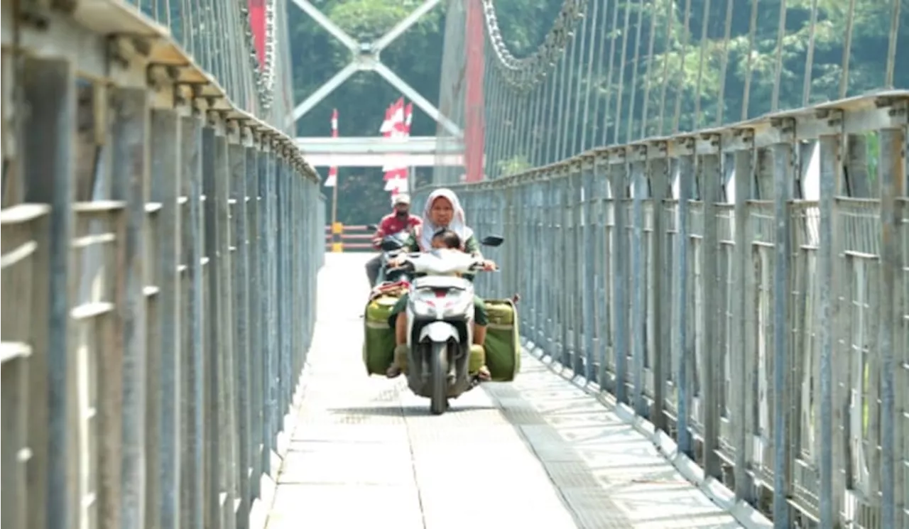 Resmi Dibuka, Jembatan Gantung Cisarum Jadi Favorit Warga dan Pehobi Sepeda