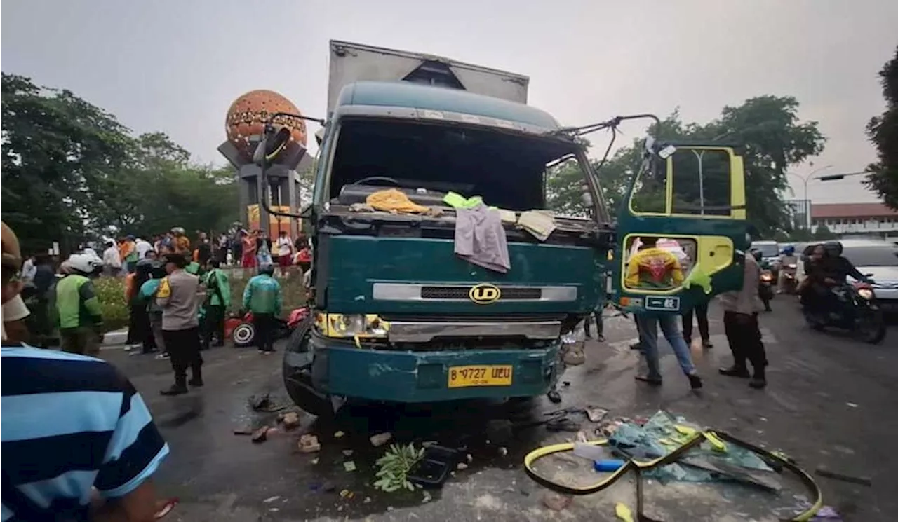 Sopir Truk Kontainer Ugal-ugalan Tabrak Banyak Pengendara di Cipondoh Tangerang