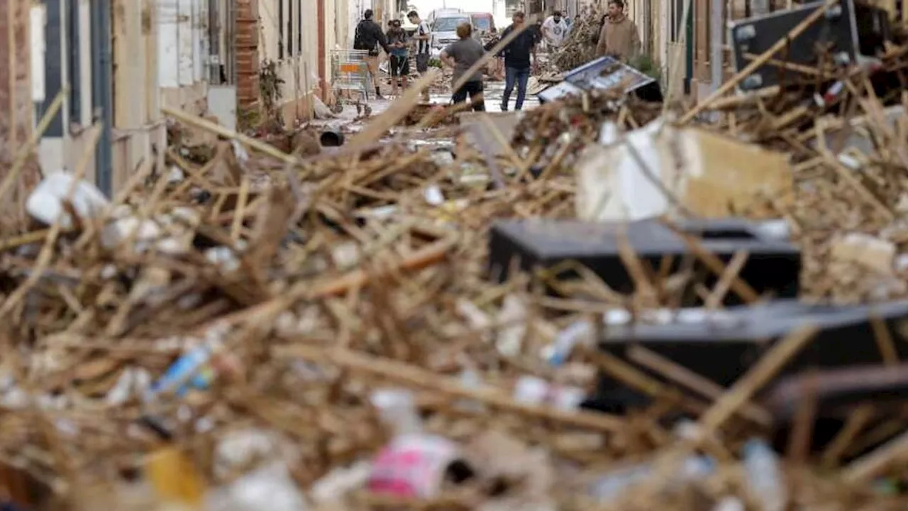 A Valencia perde moglie e figlia alluvione, tra acqua e fango