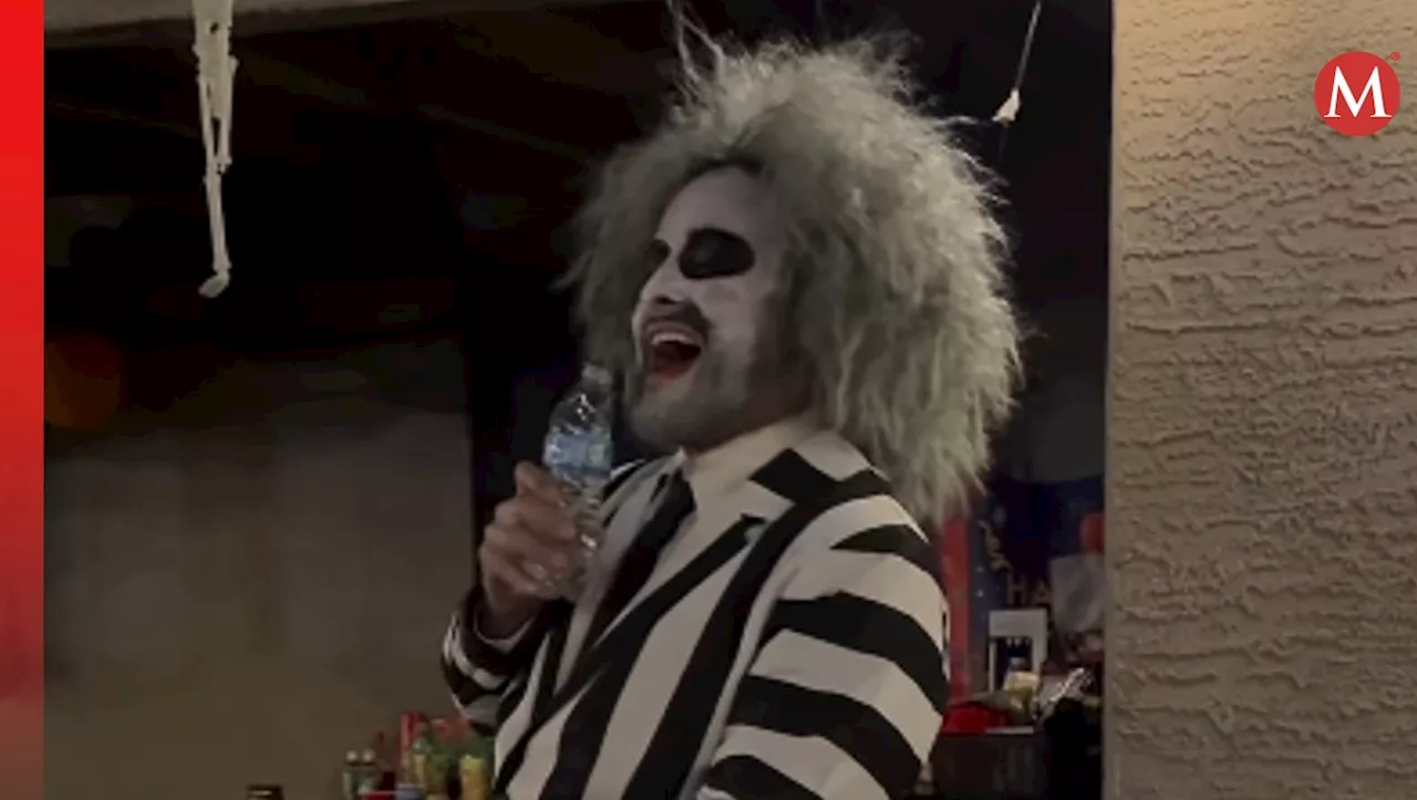 Hombre disfrazado de 'Beetlejuice' canta 'La puerta negra'; extraño momento se vuelve viral