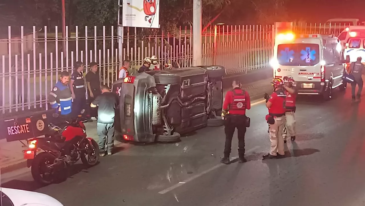 Muere mujer tras volcar camioneta en avenida Manuel L. Barragán en Monterrey