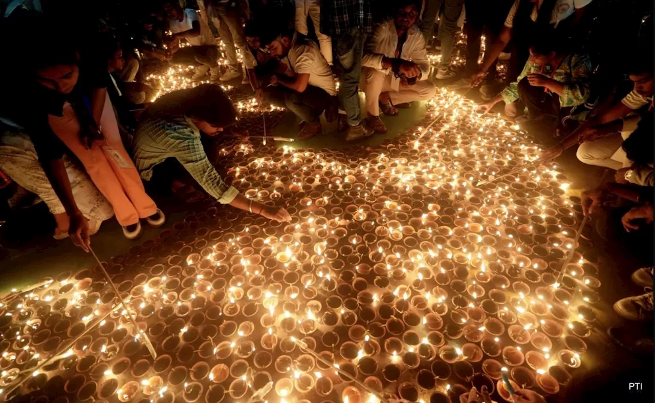 इन बॉलीवुड के गानों के बिना अधूरा है दीपावली का त्योहार, दूसरे नंबर का तो हर साल दीवाली पर व्हॉट्सऐप पर लगाते हैं लोग