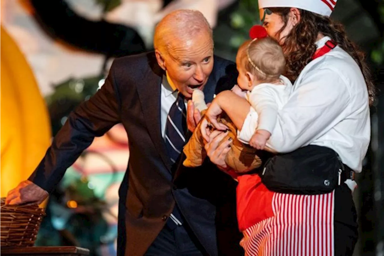 Biden doet alsof hij kinderen opeet tijdens Halloweenfeest in het Witte Huis