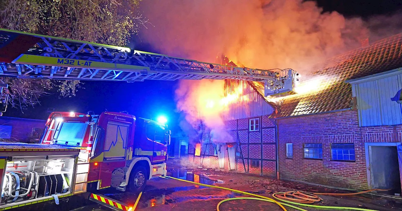 Nächtlicher Großbrand zerstört landwirtschaftliches Anwesen in Delbrück