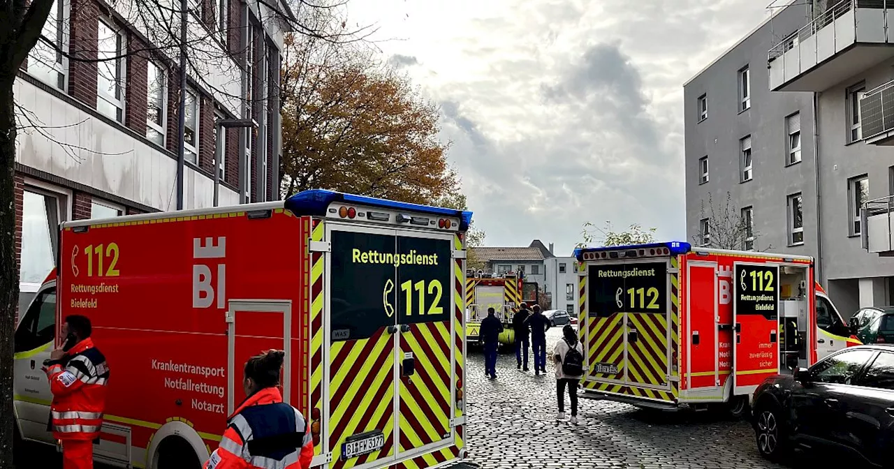 Reizgas an Bielefelder Schule: Neun verletzte Menschen in ärztlicher Behandlung