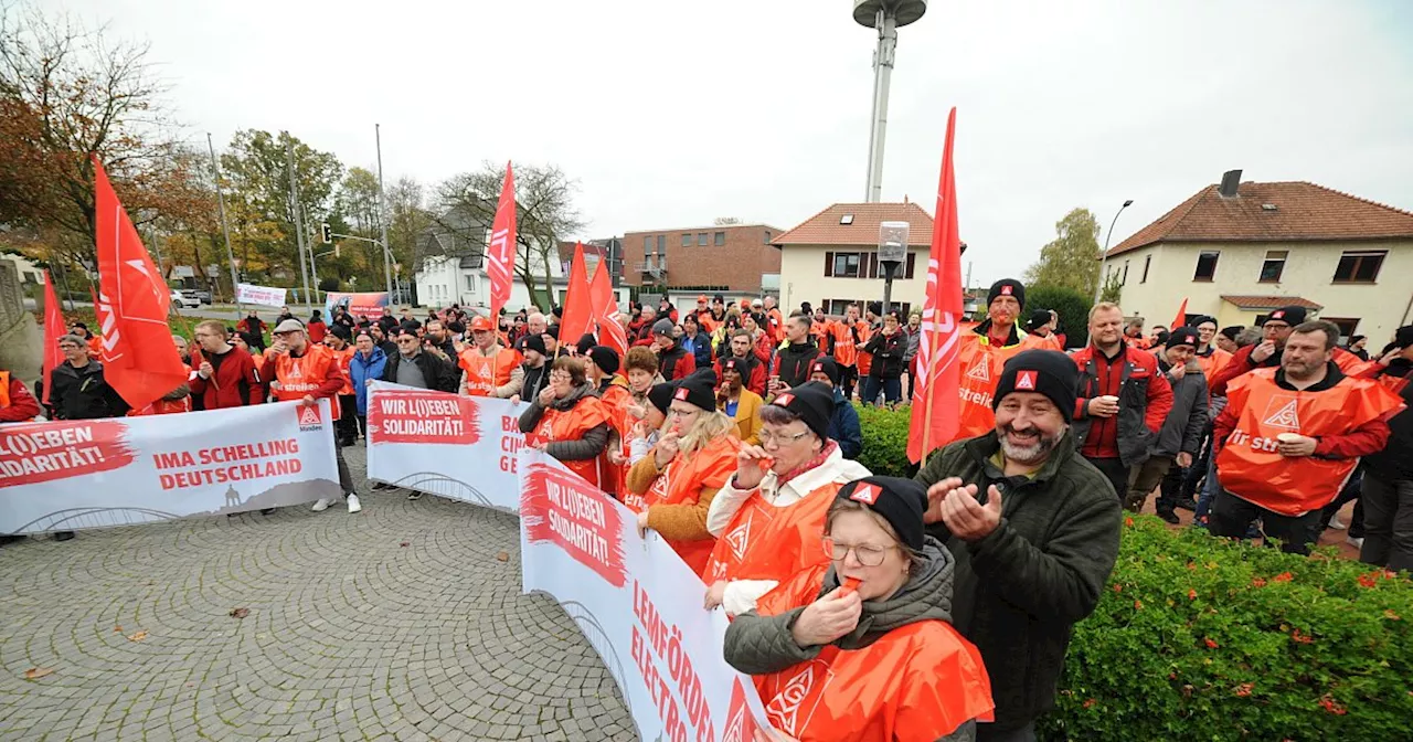 Warnstreik: IG Metall protestiert in Lübbecke