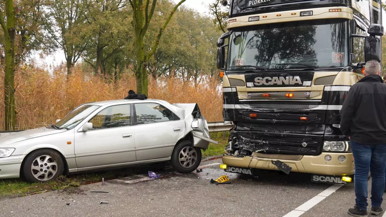 112-nieuws: ongeluk op N266 • bestuurder rijdt op bussluis