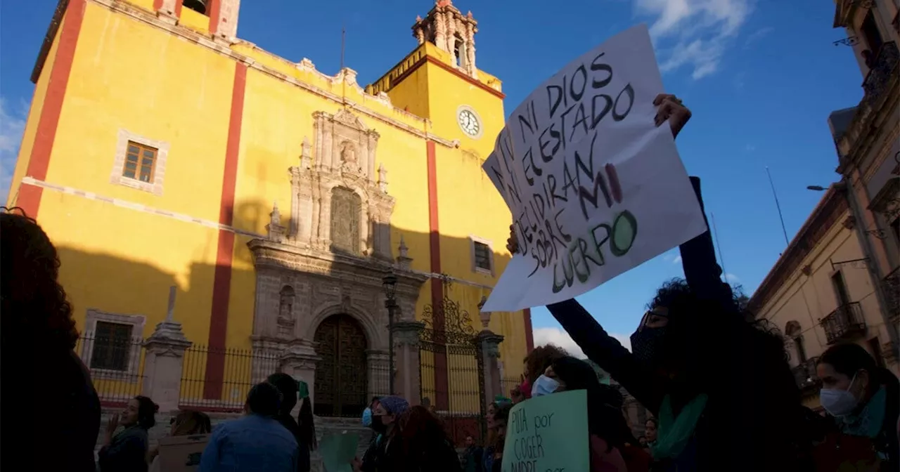 En pleno cierre del FIC, colectivos feministas exigen despenalización del aborto en Guanajuato