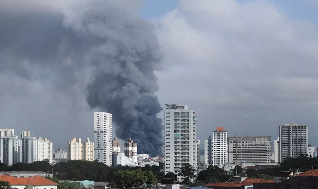 Sistema de sprinklers de prédio incendiado no Brás não funcionou, diz Corpo de Bombeiros