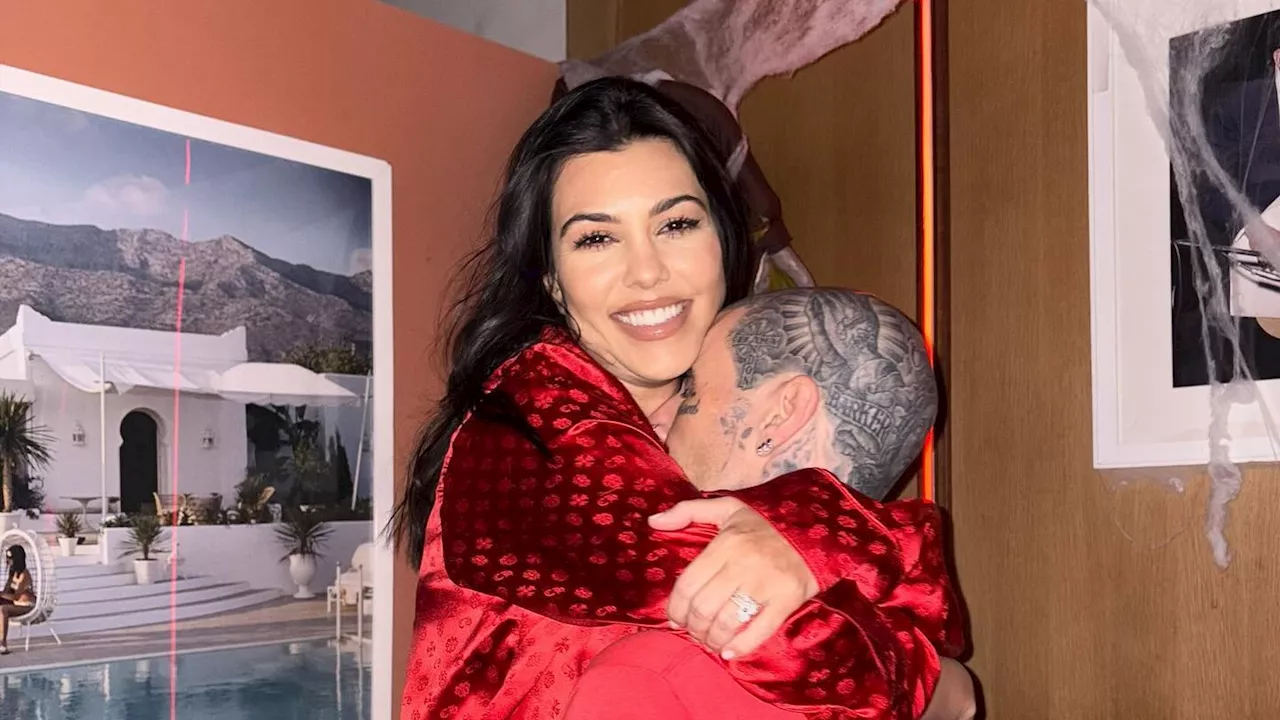 Kourtney Kardashian kuschelt ganz verliebt mit ihrem Travis