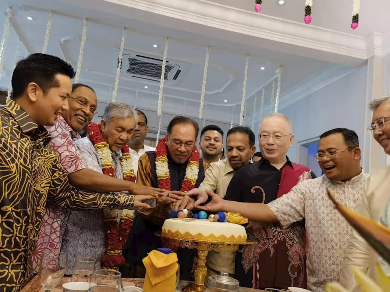 Dr Wee visits MIC President’s Deepavali open house, celebrates togetherness with other leaders