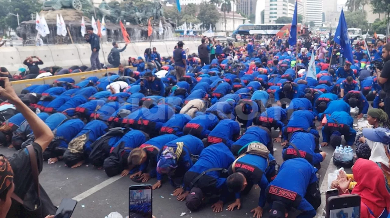 MK Kabulkan Sebagian Gugatan UU Cipta Kerja, Massa Buruh Langsung Sujud Syukur