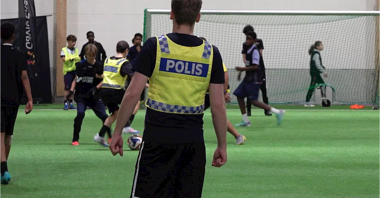 Här spelar polisen fotboll med ungdomarna i Gävle: ”Man kör hårt”