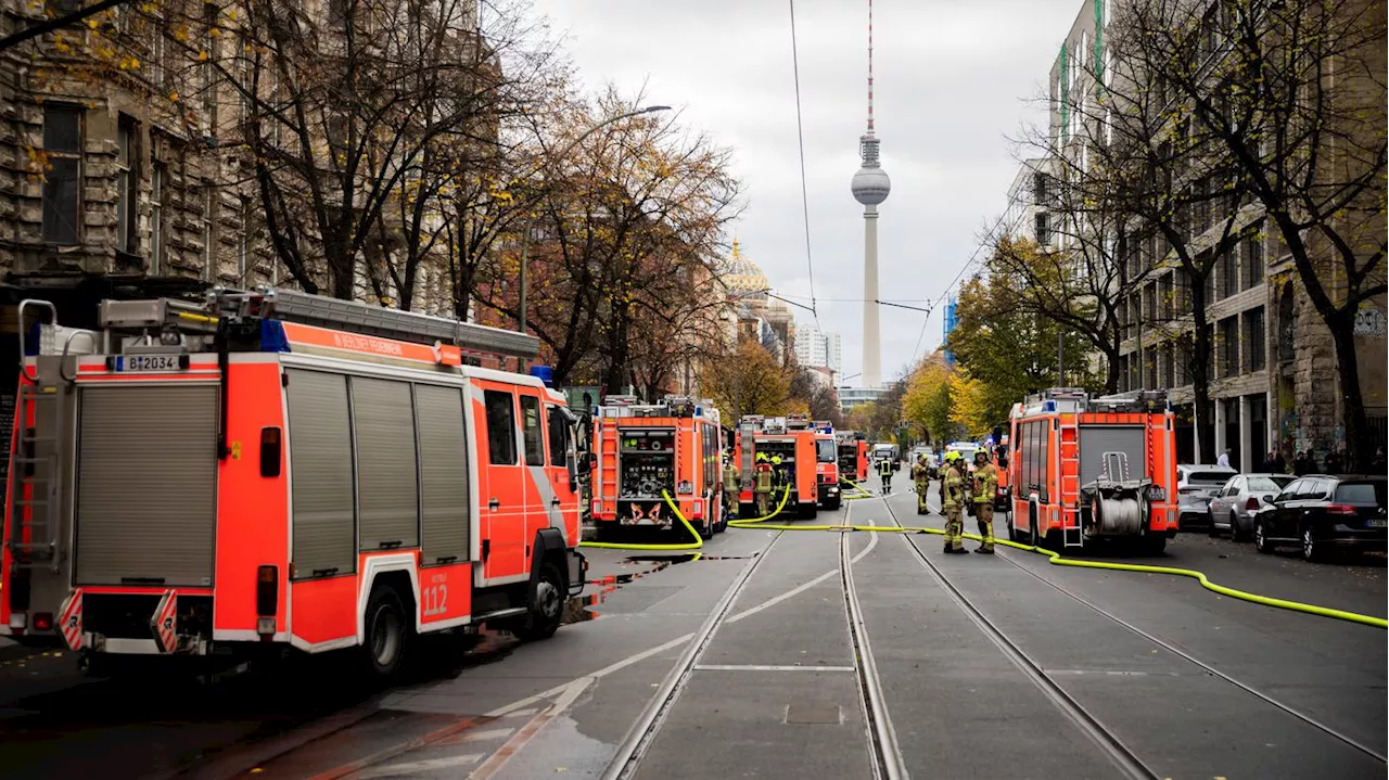 Großeinsatz in Berlin-Mitte: Feuerwehr räumt brennendes Gebäude