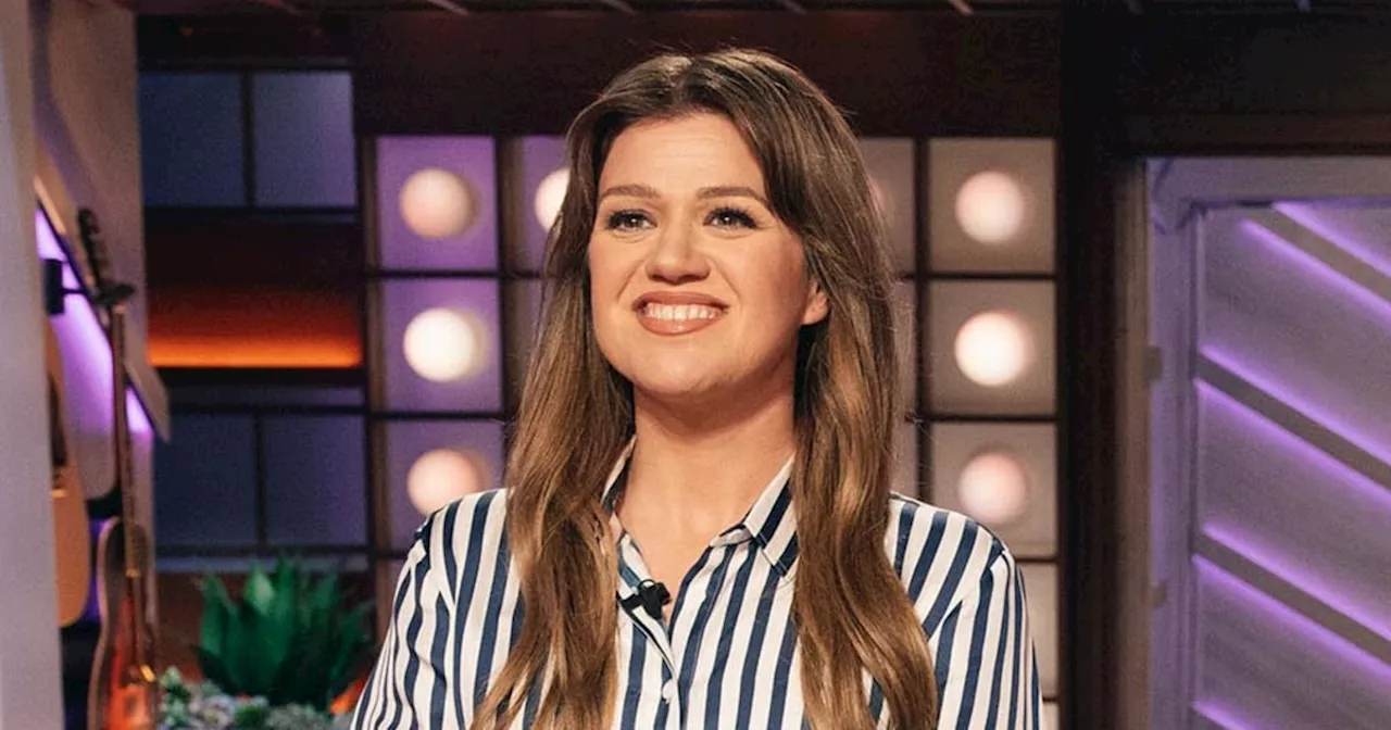 Kelly Clarkson Is Unrecognizable As Beetlejuice For Halloween