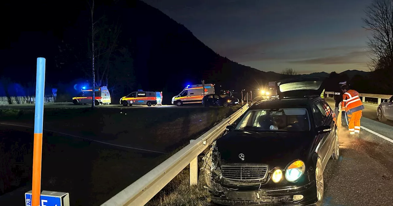 Alle Insassen verletzt: Zwei Autos kollidierten bei Unfall in Kirchdorf