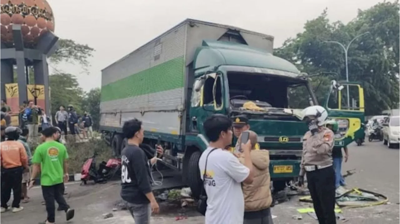 Detik-detik Truk Tronton di Tangerang Tabrak Puluhan Kendaraan, Pengendara Motor Terkapar