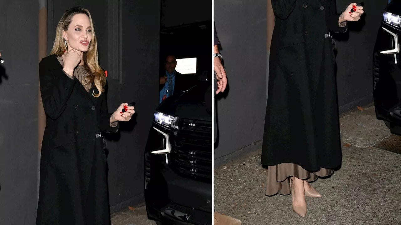 Angelina Jolie lleva un vestido café y zapatos pumps a juego, el look ideal para las fiestas de fin de año 2024