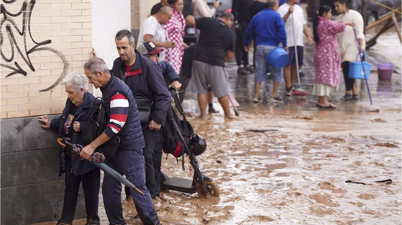 Unwetter in Spanien: Angst und Plünderungen – Frau aus Valencia berichtet