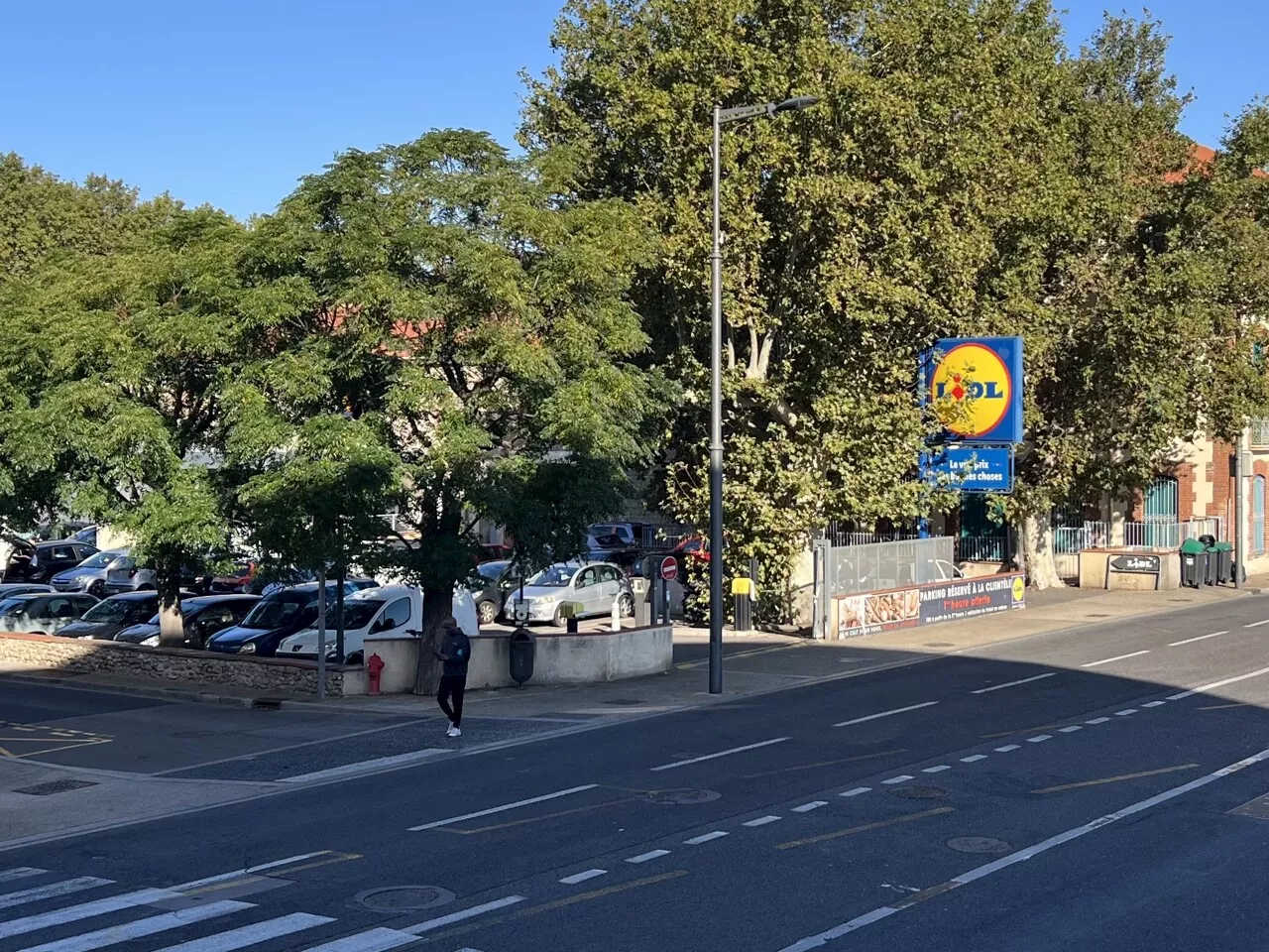 Victime de l'arnaque au rétro devant ce supermarché de Perpignan, elle piège habilement les escrocs