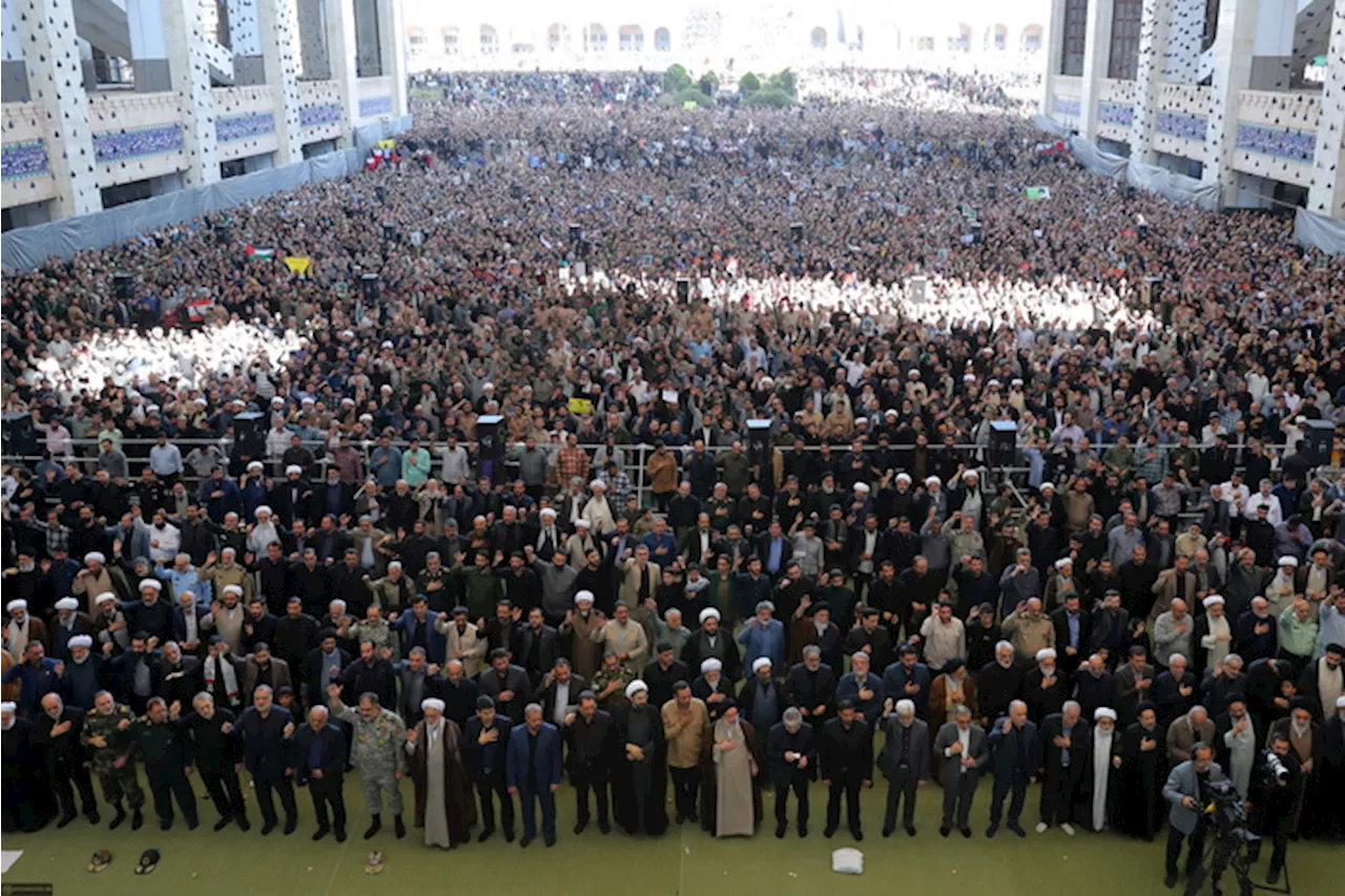 In migliaia in Moschea a Teheran per commemorare Nasrallah