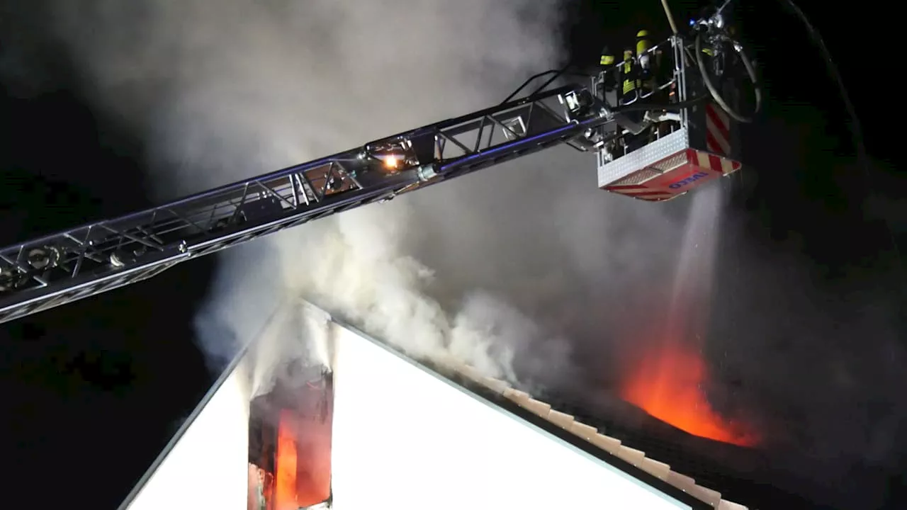 Celle: Feuerwehr kämpft gegen Dachgeschoss-Brand