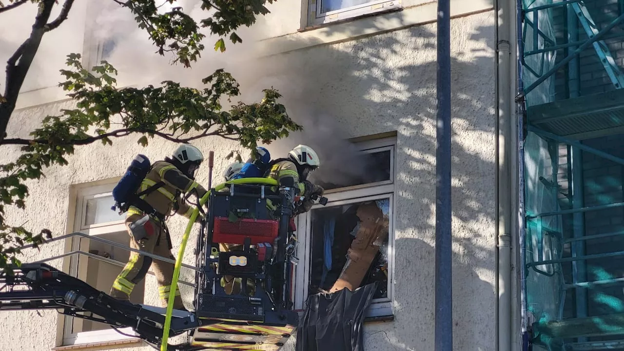 Feuer in Lübecker Innenstadt: Einsatzkräfte kämpfen gegen Wohnhausbrand